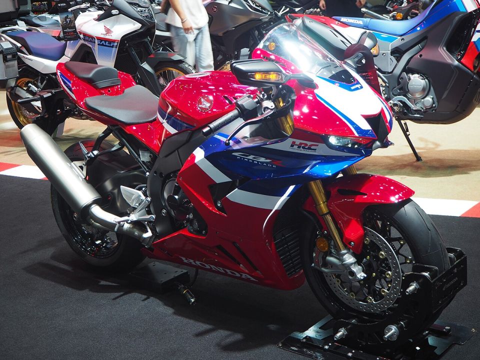 Honda CBR1000RR-R Fireblade 2026 fotoğraf 1